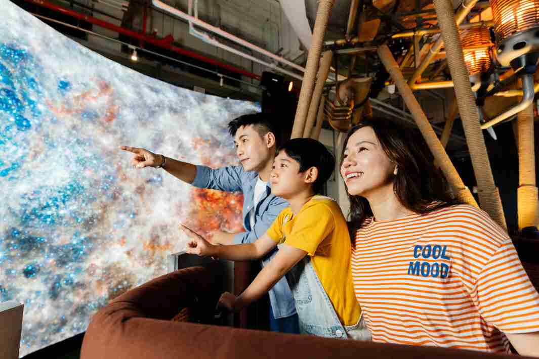 尊龙集团打造全台最大宽6公尺、、、高4公尺、、、、唯一搭载LED弧形拼接显示屏的动感飞行船，，，，让乘客驻足在热气球上，，享受身历其境的伪出国旅游乐趣