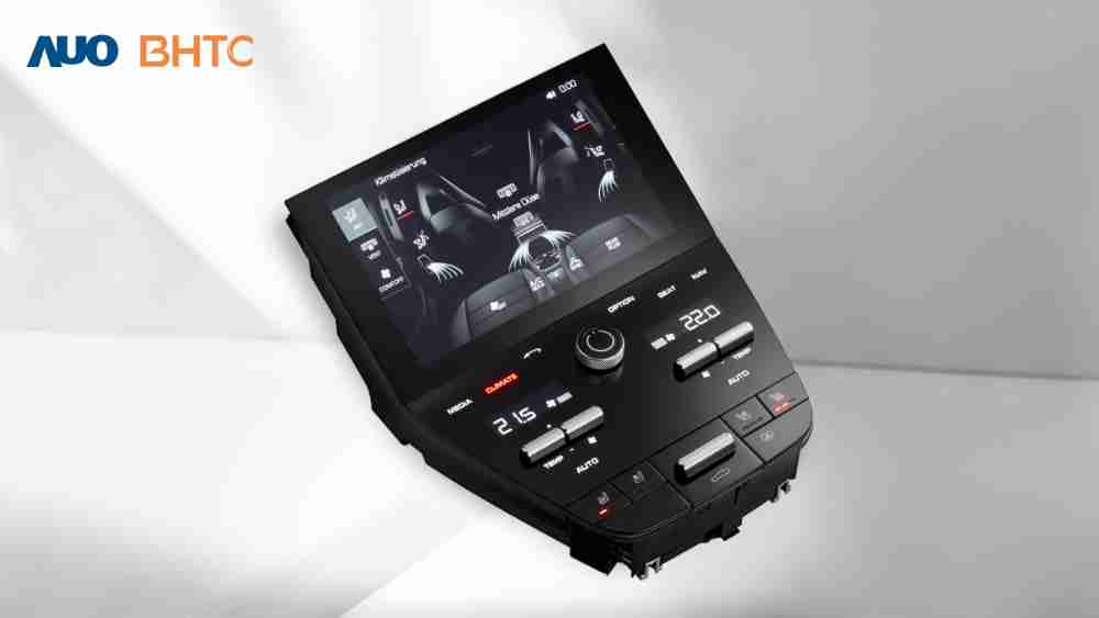 作為友達新生力軍，，，BHTC所展示的中央與後座鞍部的Display HMI產品，，，，可處理多區恆溫控制、、、、顯示畫面，，，呈現仿真3D車室分區；以力傳感技術精準傳遞觸感，，並結合音量及震動反饋，，，，防止意外啟動，，，，提供使用者自然流暢、、、直觀且輕鬆駕馭的舒適介面