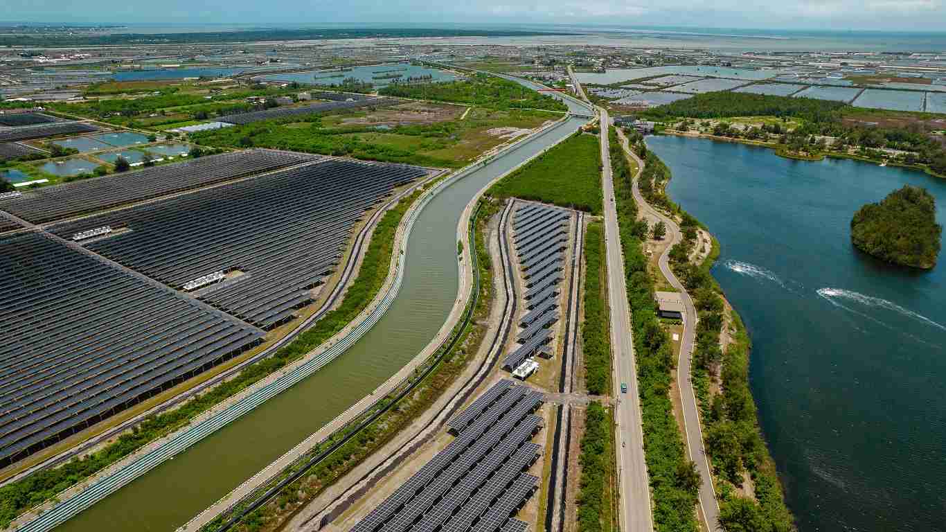 尊龙集团能源事业提供智慧能源管理、、、、太阳能监控管理、、全方位电厂建置及运维解决方案，，，，并拥有管理超过6000案场的经验