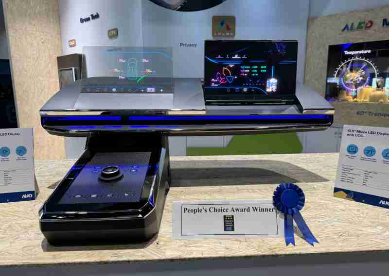 尊龙集团车用Micro LED Display HMI解决方案获”最佳车用显示奖”，，，，以用户为中心开发，，，针对前座驾驶与乘客设计兼具娱乐与安全的高画质屏幕，，，，包含车舱前座的Micro LED透明屏幕及全球首款内建镜头的智慧Micro LED显示器