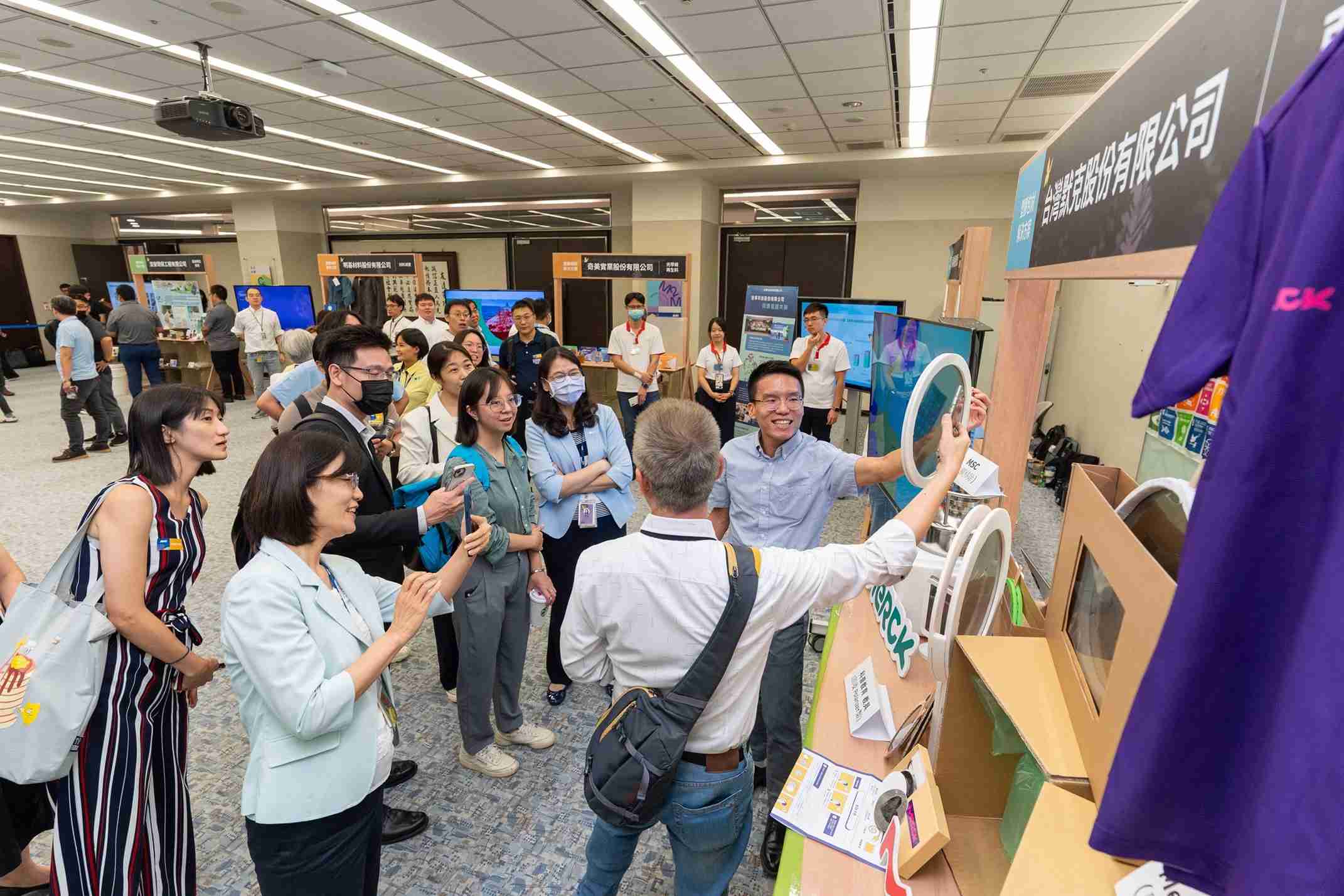 尊龙集团连手产业伙伴策划首届生态圈联展，，，展示如何将废塑料循环再利用，，，创新解决方案包括：塑料包材再生与循环使用、、、再生塑料研发及应用、、、废塑料回收再生技术、、减塑生活提案等