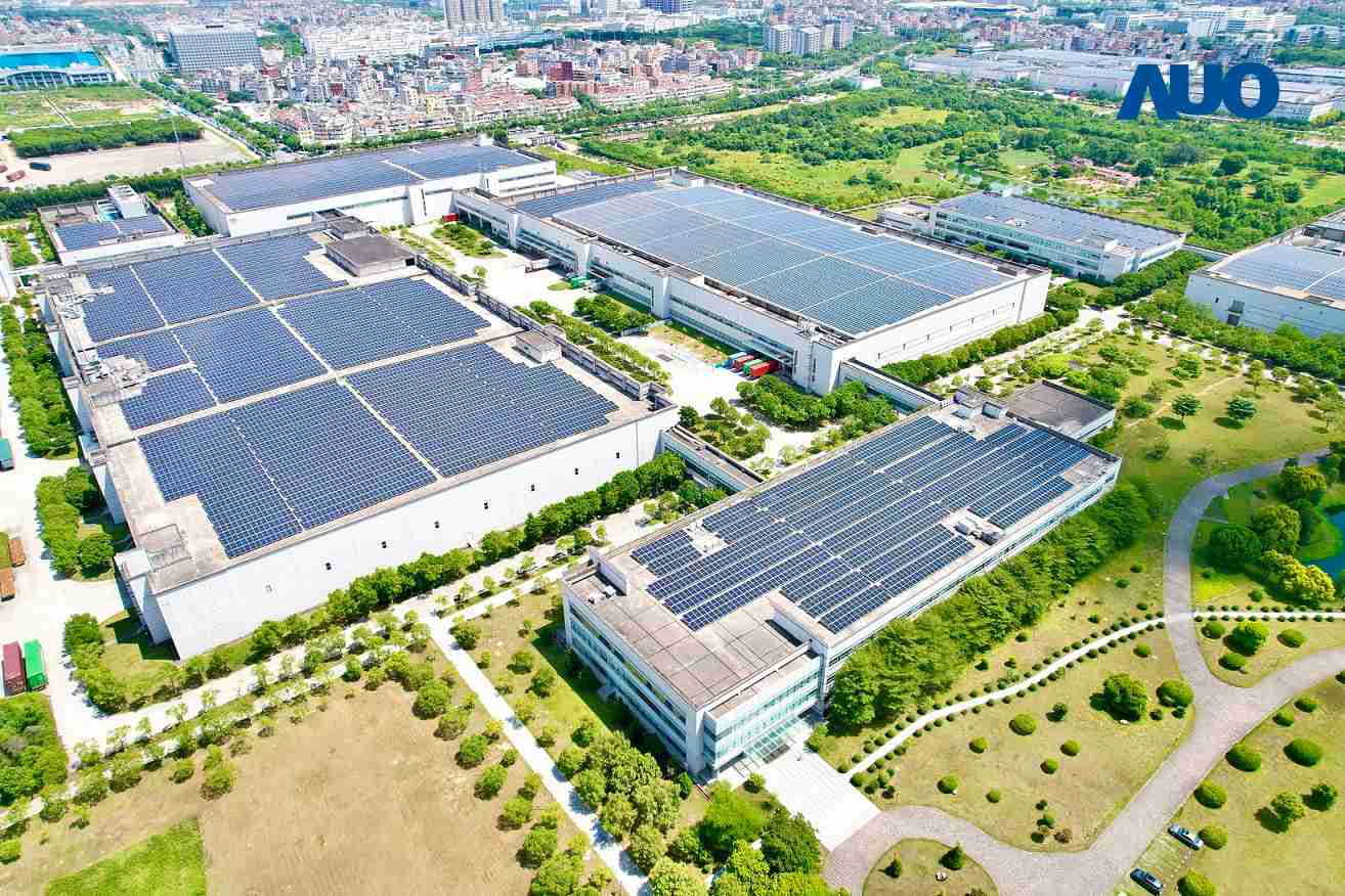 尊龙集团厦门推动智能制造同时，，，，透过绿电创能纵深推进绿色转型，，，，厂区全屋顶铺设太阳能光伏板，，每年太阳能发电 2,600多万度