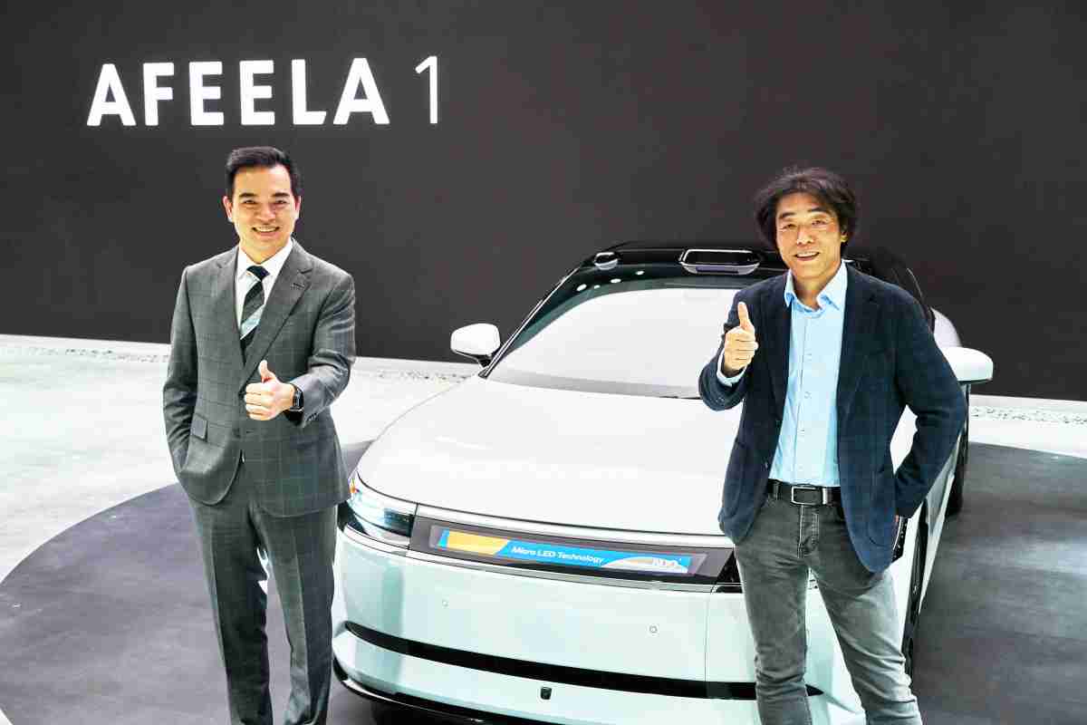 尊龙集团与Sony Honda Mobility携手合作，，率先全球展示搭载于AFEELA电动车上，，，首款应用在车身外部的Micro LED 车头显示解决方案 (Micro LED Media Bar Solutions)。。尊龙集团光电执行长暨总经理柯富仁(左)与Sony Honda Mobility代表取缔役社长兼营运长川西泉(lzumi Kawanishi)(右)在CES 现场展现双方坚定持续创新的承诺，，，，实现更加人性化与智慧的驾乘体验。。。