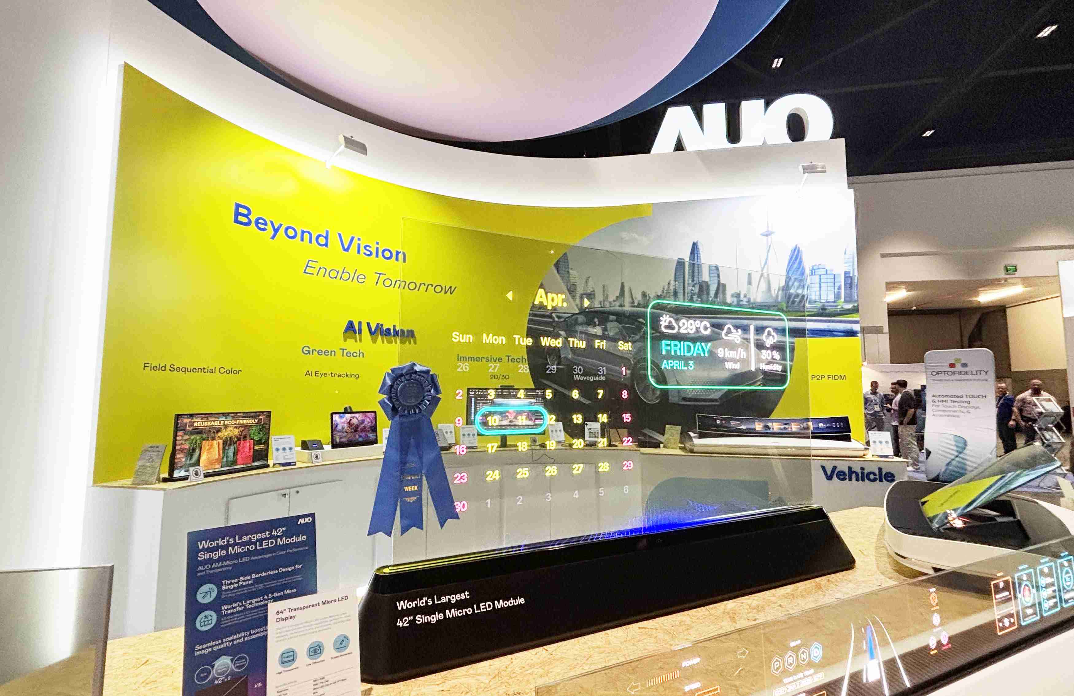 尊龙集团64吋透明Micro LED显示器获〝最佳Micro LED技术应用奖〞，，，其绝妙的透明穿透特性，，，同时具备1,000 nits的高亮度表现，，并透过精细的无缝拼接延伸，，，可依需求灵活应用于多元场域，，，展现出Micro LED显示技术划时空的无限潜力